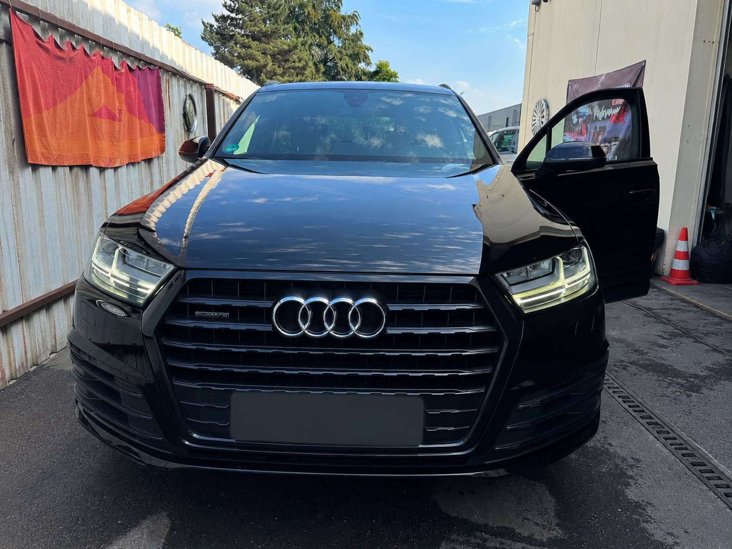 Audi Q7 von vorne nach der Fahrzeugaufbereitung