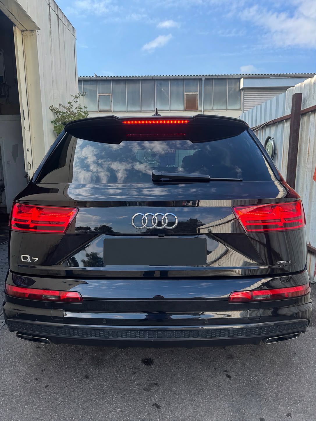 Audi Q7 von hinten nach der Fahrzeugaufbereitung